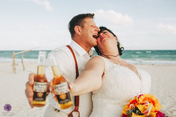 Hochzeitspaar stößt mit Corona an