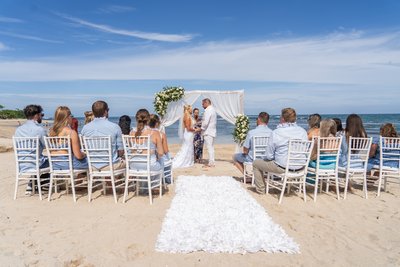 Hochzeitsgesellschaft von hinten am Strand in der Karibik
